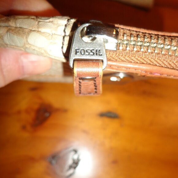 NWOT FOSSIL GENUINE LEATHER WALLET Zip Closure Zip Pocket Beige/Tan - Picture 3 of 8